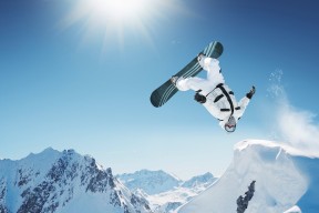 九游娱乐-湖人完封尼克斯，全明星赛前哨战中詹姆斯带伤作战，湖人介绍詹姆斯入场视频