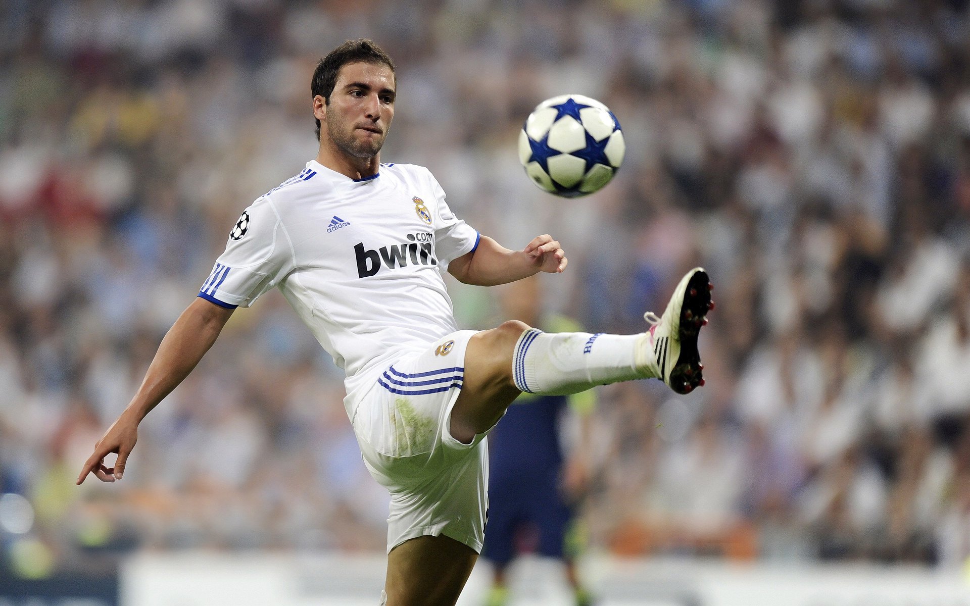 罗马俱乐部冷门获胜,球迷欢呼不止,罗马俱乐部球员