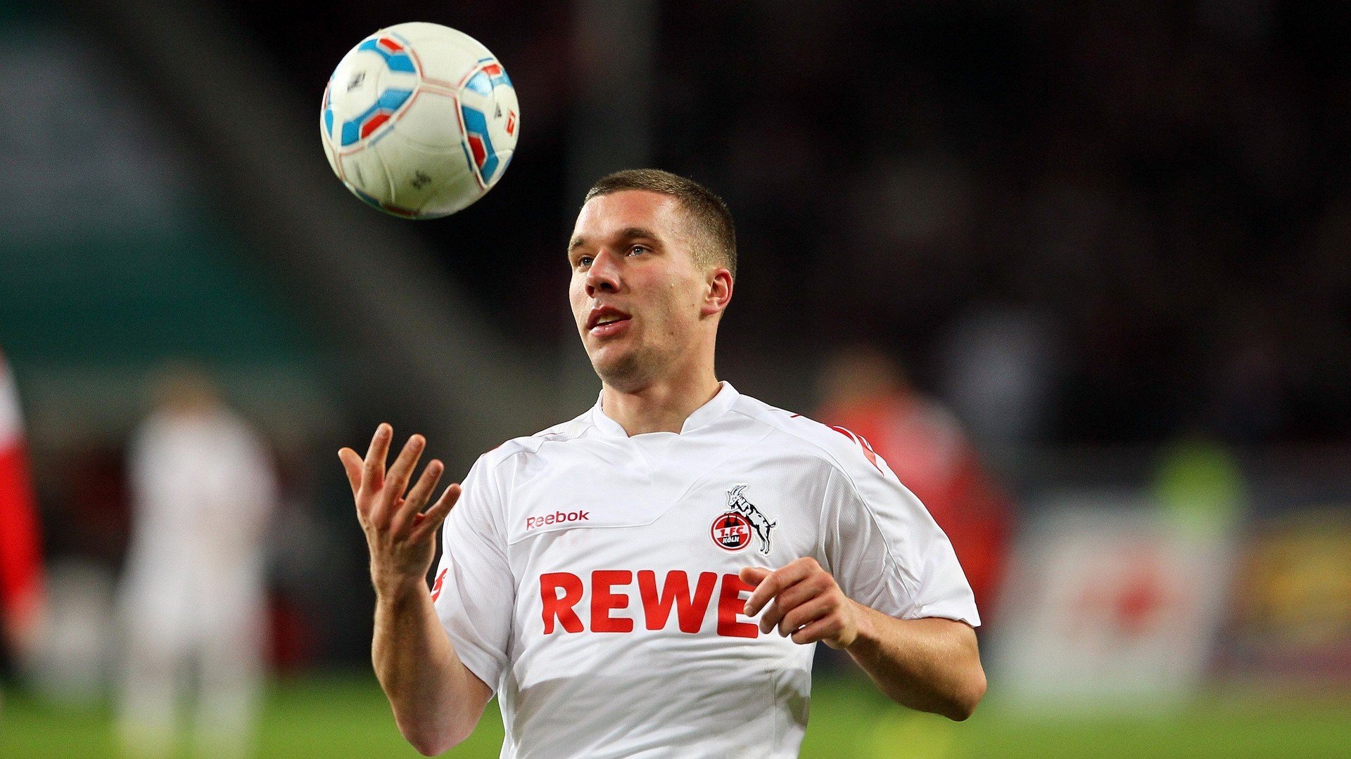 顶尖足球比赛中球员防守拦截精准，足球 防守